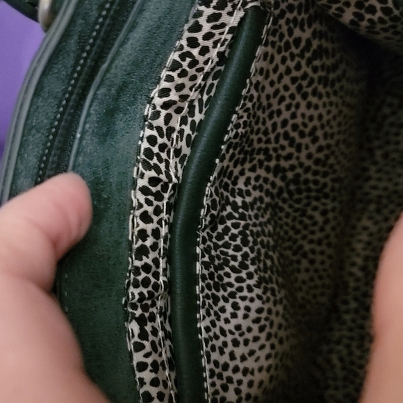 Green suede small hand bag with detachable crossbody strap - Picture 5 of 6